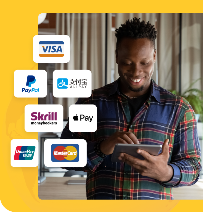 giovane uomo che sorride mentre usa il suo tablet con i loghi dei marchi di pagamento come visa, paypal, alipay, apple pay e union pay